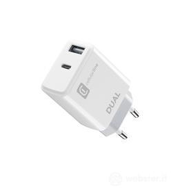 DUAL CHARGER è il caricabatterie da rete che offre la soluzione perfetta per caricare contemporaneamente due dispositivi Apple rendendo possibile utilizzare sia il cavo USB-C to Lightining contenuto nella confezione dei nuovi iPhone sia i cavi USB (A